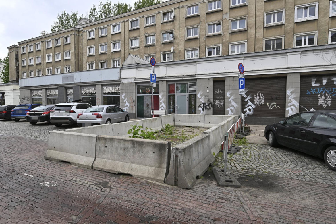 „Super Express” obchodzi siódme urodziny dziury przy al. Solidarności. Kto ma ją naprawić? Wspólnota mieszkaniowa atakuje miasto