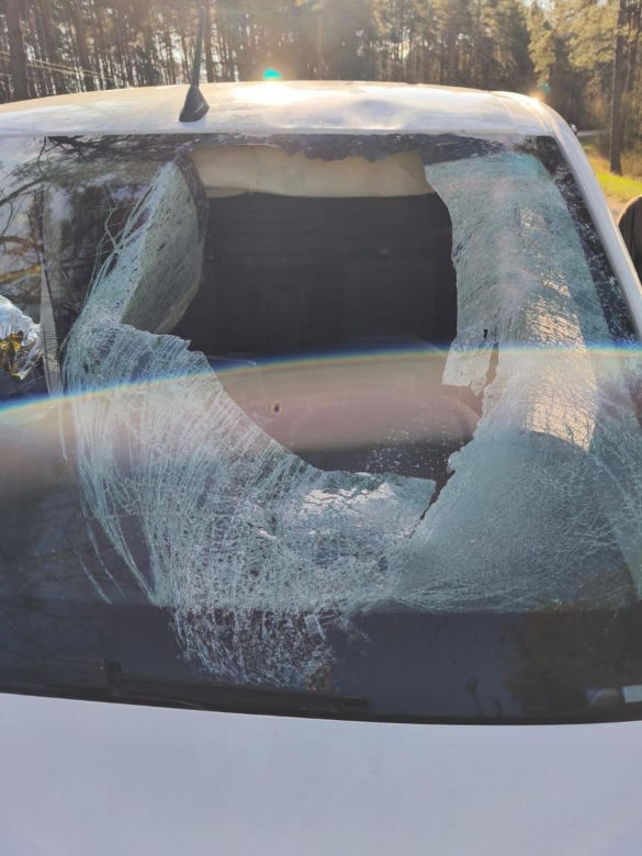 Koszmarny wypadek na trasie Białystok - Grajewo. Bryła lodu przebiła szybę