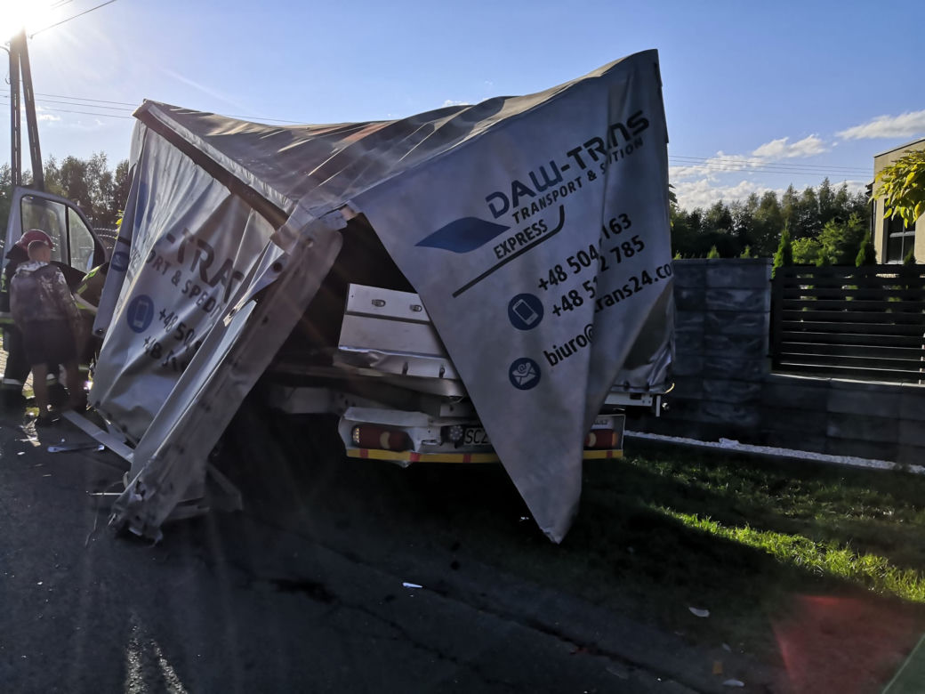 Wypadek we Wrzosowej. Kierowca w ciężkim stanie