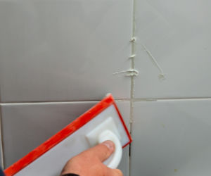 Jak poprawnie usunąć starą fugę i silikon oraz nałożyć nowy? Murator Remontuje