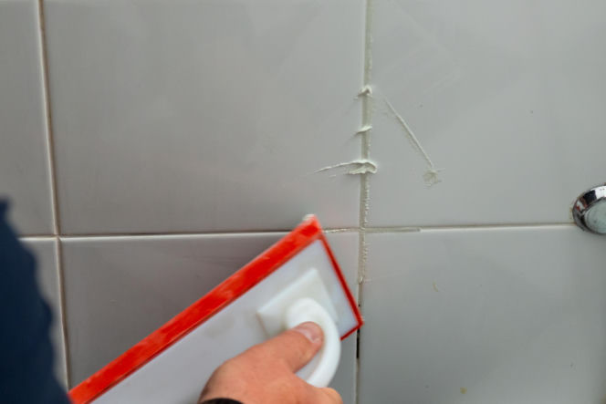 Jak poprawnie usunąć starą fugę i silikon oraz nałożyć nowy? Murator Remontuje