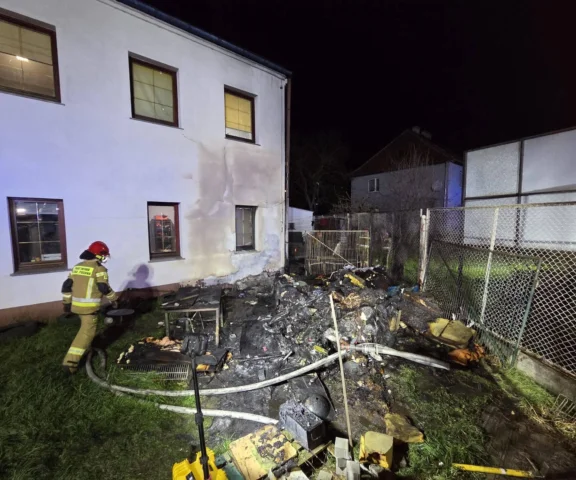 W spalonej przyczepie znaleziono zwęglone ciało