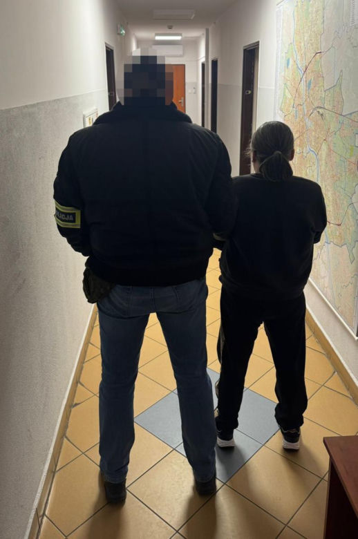 Spalone zwłoki w studzience ciepłowniczej. Matka i syn aresztowani