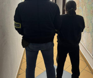 Spalone zwłoki w studzience ciepłowniczej. Matka i syn aresztowani