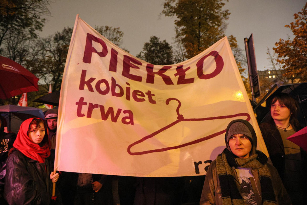 „Czerwona kartka za aborcję” przed Sejmem. Protest w Warszawie