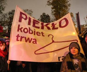„Czerwona kartka za aborcję” przed Sejmem. Protest w Warszawie