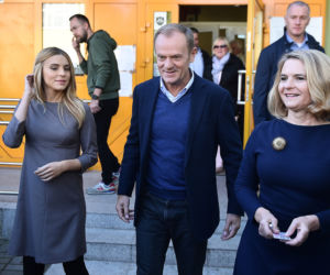 Donald Tusk głosuje wraz z rodziną
