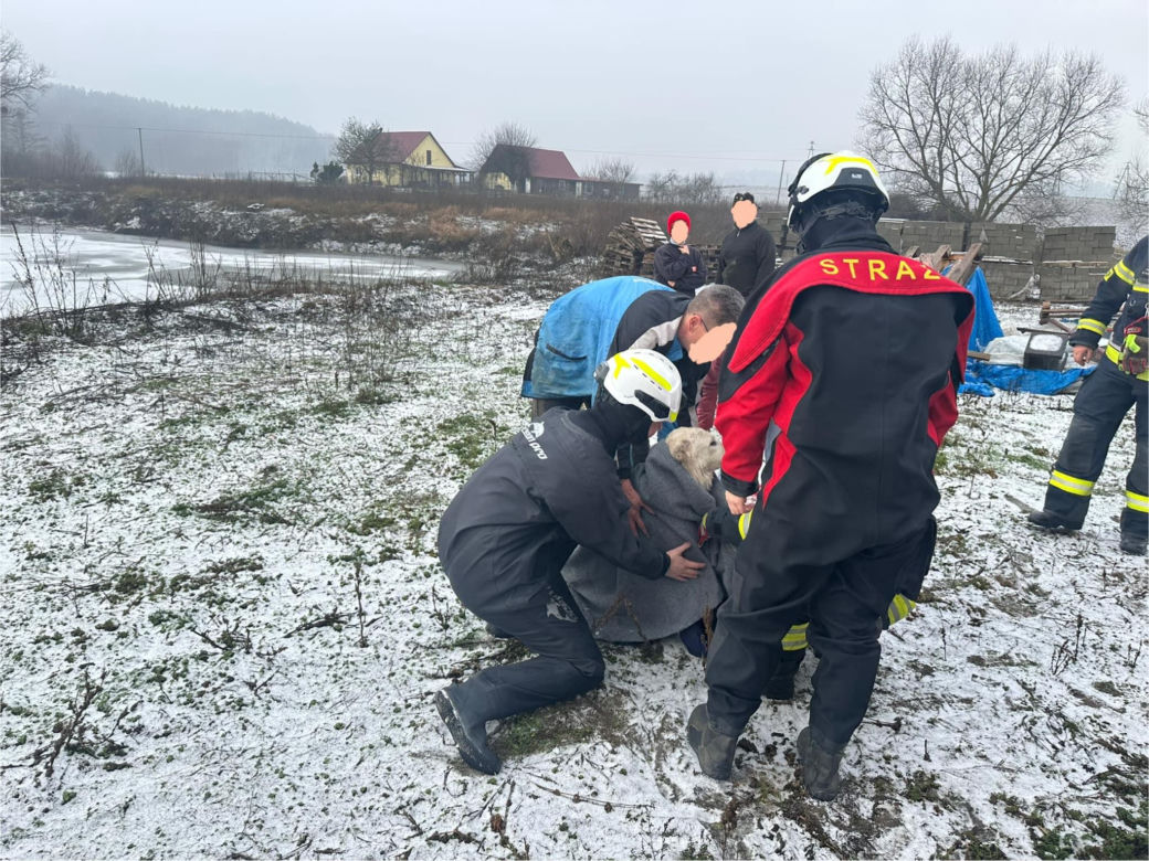 Tafla lodu zarwała się pod psami! Na ratunke ruszyli strażacy [ZDJĘCIA]