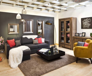 Szara sofa punktem centralnym nowego salonu