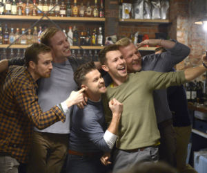 Strażacy 2 sezon. Wojtek (Maciej Mikołajczyk), Adam (Maciej Zakościelny), Staszek (Mateusz Banasiuk), Jerzy Kosmala (Jacek Lenartowicz), Radek (Mateusz Janicki)