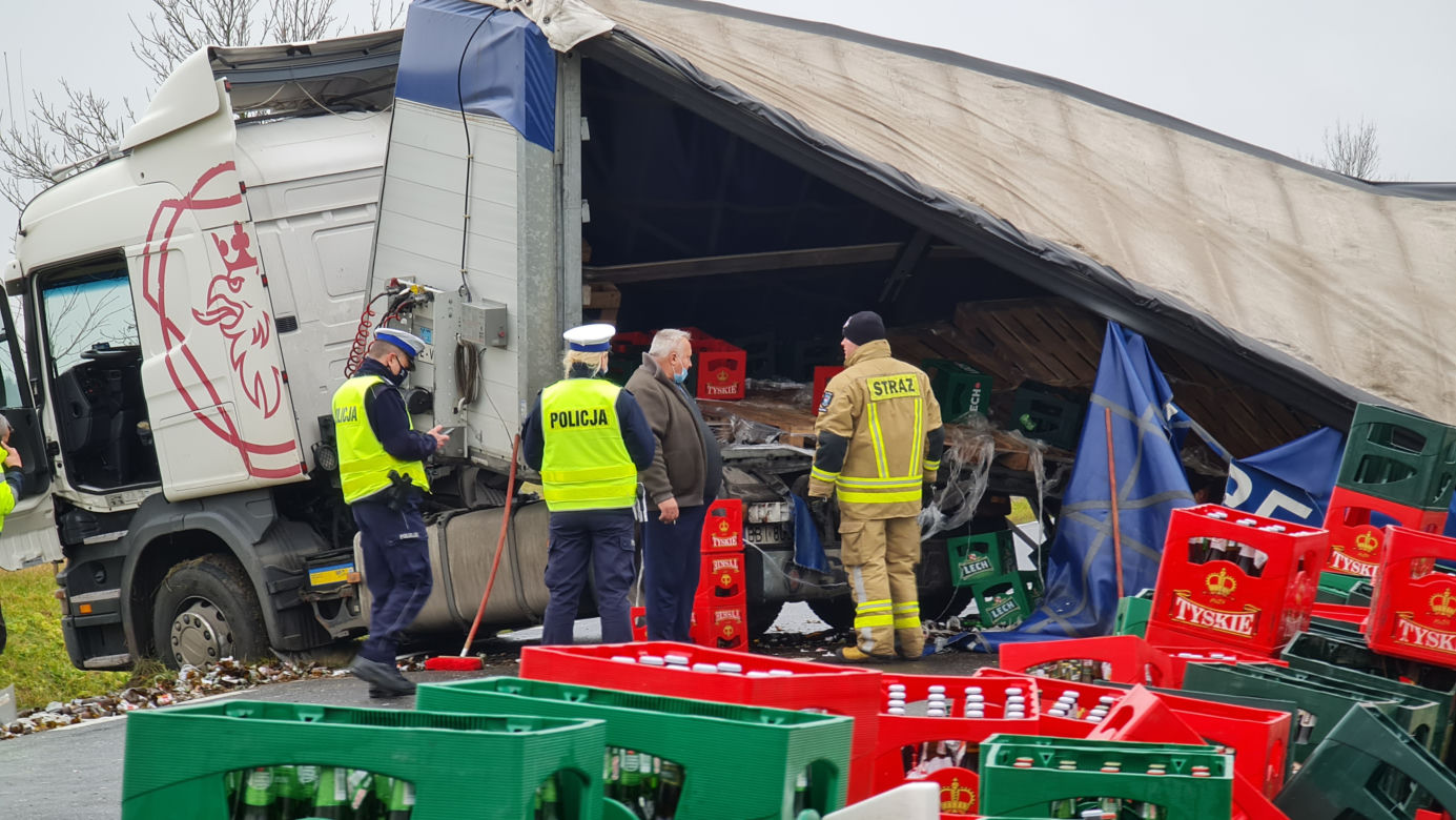 Troszkowo. Setki litrów piwa rozlały się na drogę