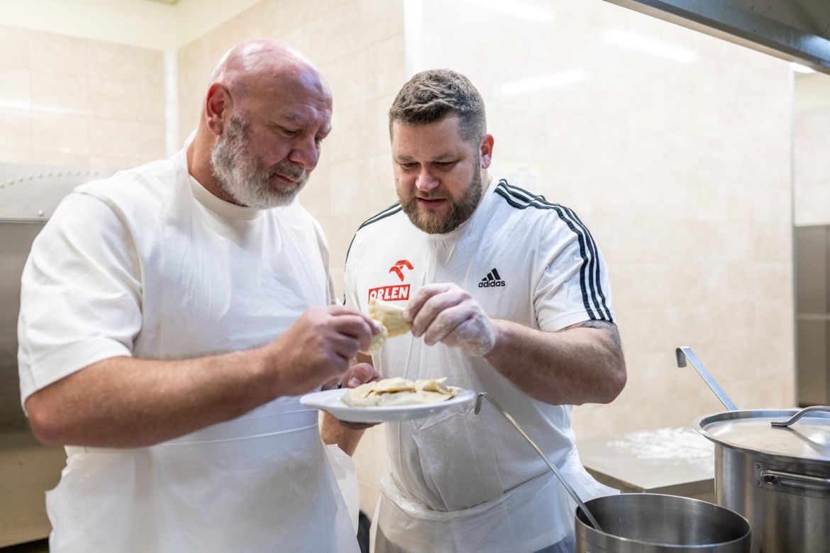 Fajdek już lepi pierogi na Wigilię