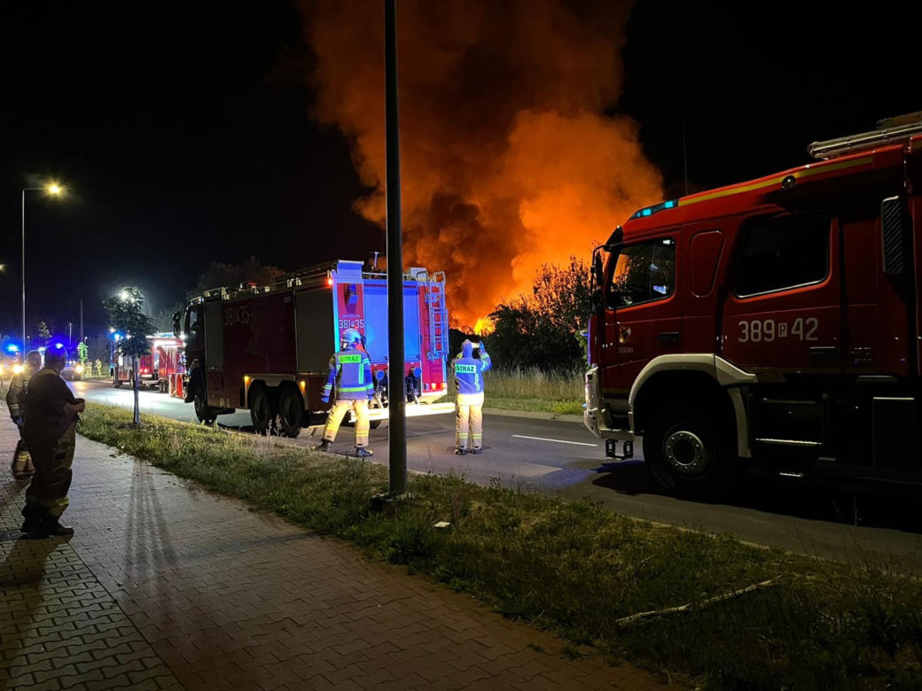 Wielkopolskie/ Gaszenie hałdy odpadów w Rawiczu może potrwać jeszcze kilkanaście godzin