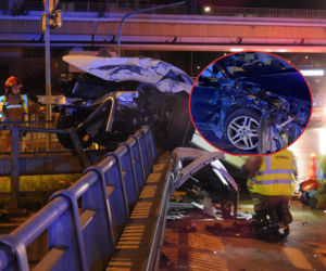 Groźny wypadek na S8. Auto niemal zawisło na barierach nad trasą