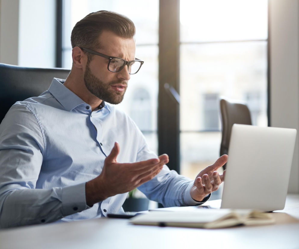 Mężczyzna, laptop, biuro 