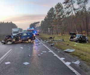 Czołowe zderzenie dwóch aut pod Bydgoszczą. Cztery osoby są ranne