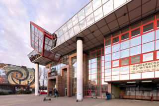 Koparki wkraczają na legendarny dworzec z lat 90. „Kryształowy” symbol miasta znika w mgnieniu oka