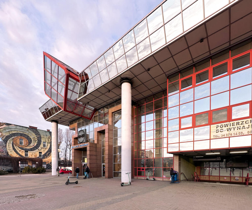 Koparki równają symbol lat 90.