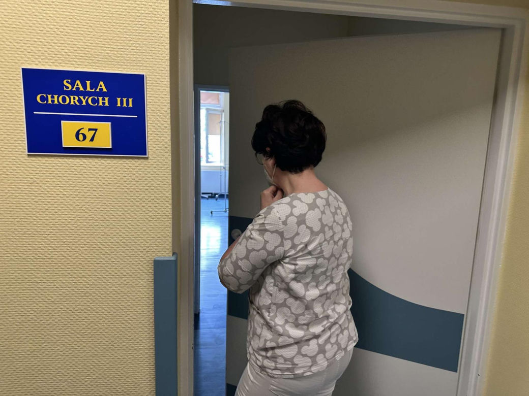Nie było „dymka”, więc cisnął telefonem! Alarm w szpitalu, strażacy w akcji