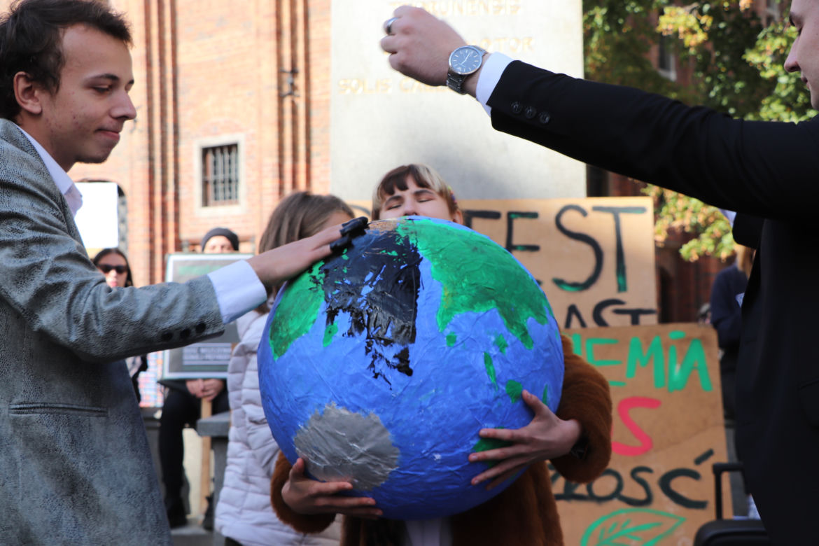 Młodzieżowy Strajk Klimatyczny w Toruniu. Protestowali przeciwko rządowi i korporacjom