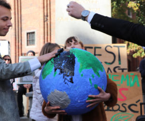 Młodzieżowy Strajk Klimatyczny w Toruniu. Protestowali przeciwko rządowi i korporacjom