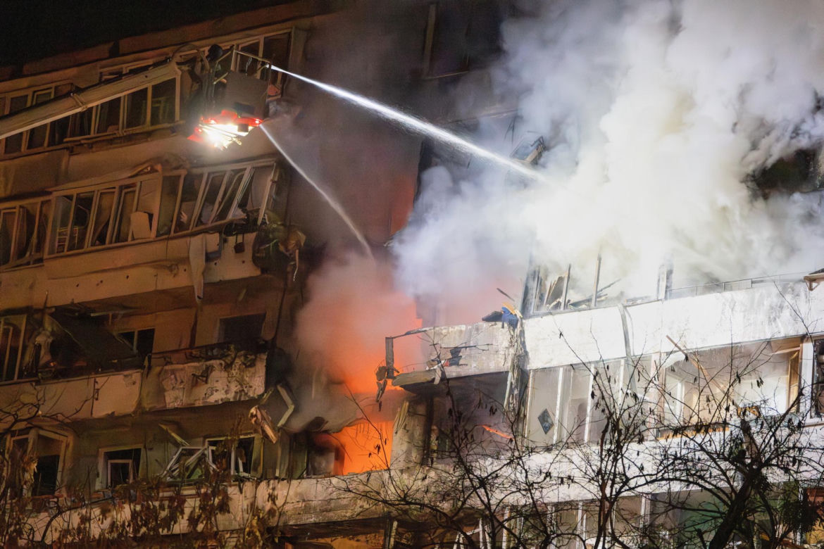 Nocny atak na Kijów! Wielkie eksplozje, płoną bloki