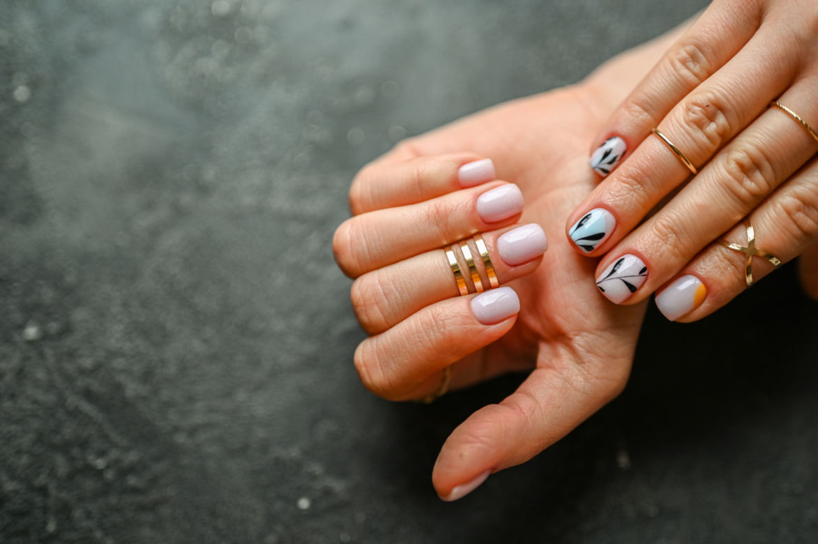 Modne paznokcie na ten sezon! Postaw na ten manicure - kolory i kształty