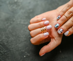 Modne paznokcie na ten sezon! Postaw na ten manicure - kolory i kształty