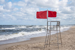 Sinice Kołobrzeg. Czy w Kołobrzegu można się kąpać 28.07? Flaga, warunki pogodowe