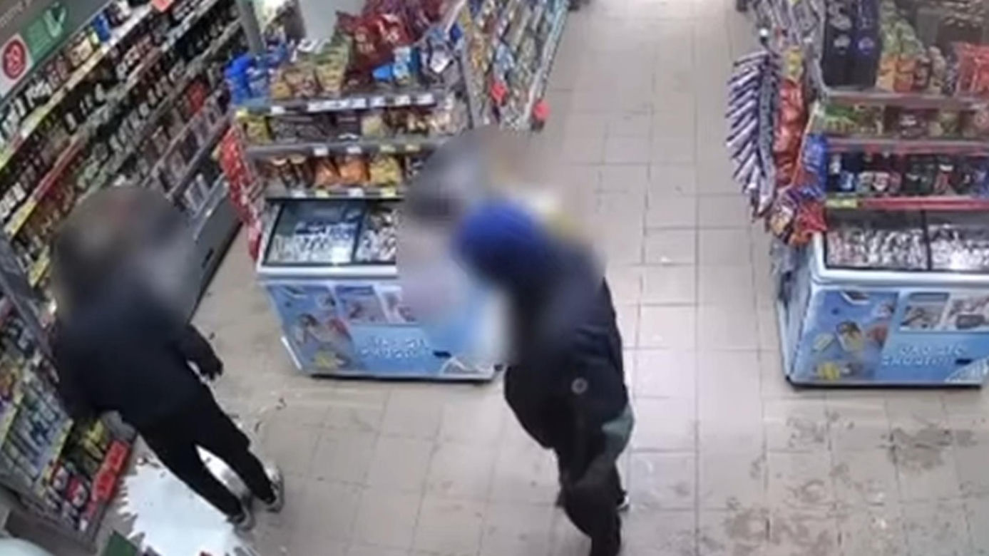 Zuchwała kradzież puszki WOŚP w Łomży. 40-letni recydywista zaatakował policjantów nożem
