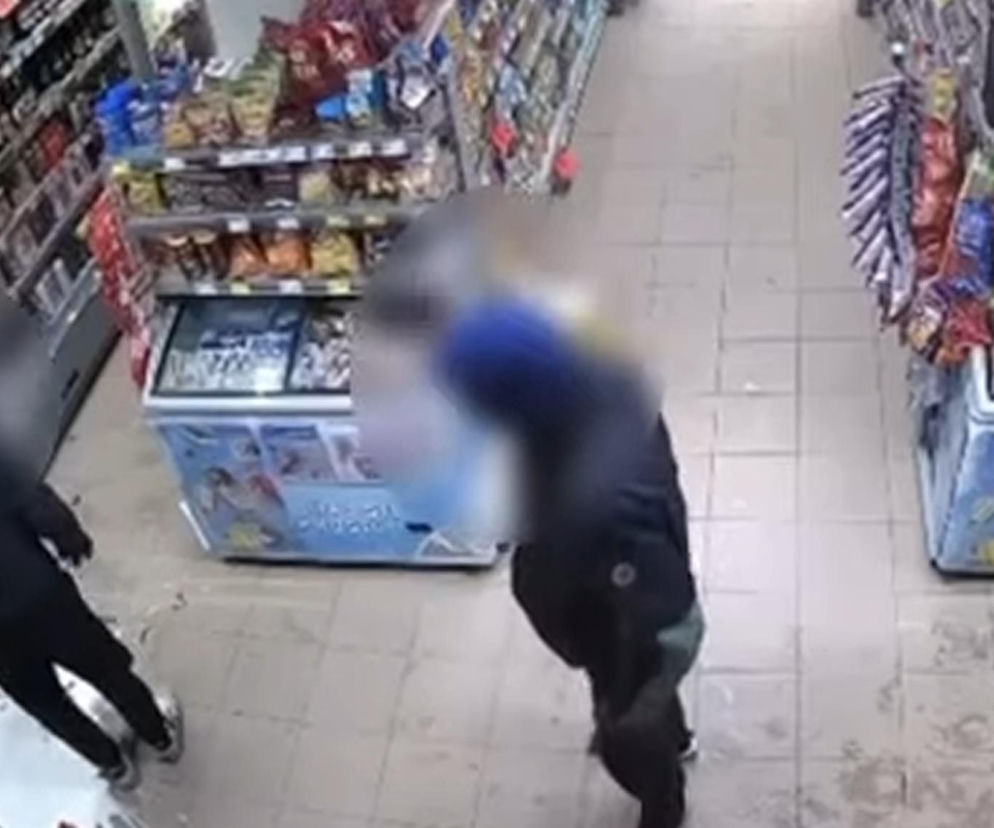 Zuchwała kradzież puszki WOŚP w Łomży. 40-letni recydywista zaatakował policjantów nożem