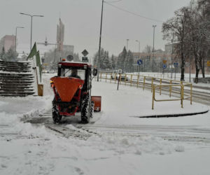 Atak zimy w Świętokrzyskiem. Śnieg i trudne warunki drogowe 23 Listopada 2025