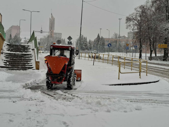 Atak zimy w Świętokrzyskiem. Śnieg i trudne warunki drogowe 23 Listopada 2025