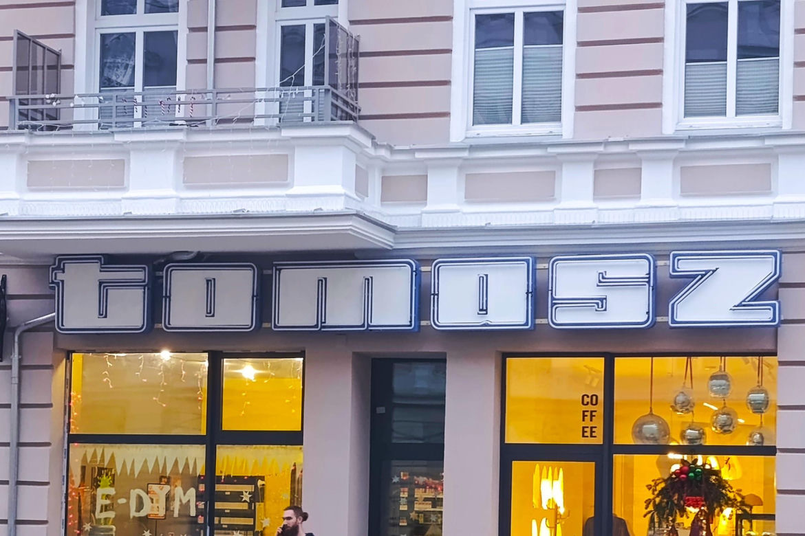 Neon "Tomasz" na ul. Rayskiego odzyskał dawny blask