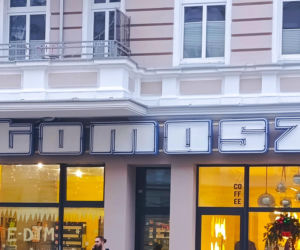 Neon Tomasz na ul. Rayskiego odzyskał dawny blask