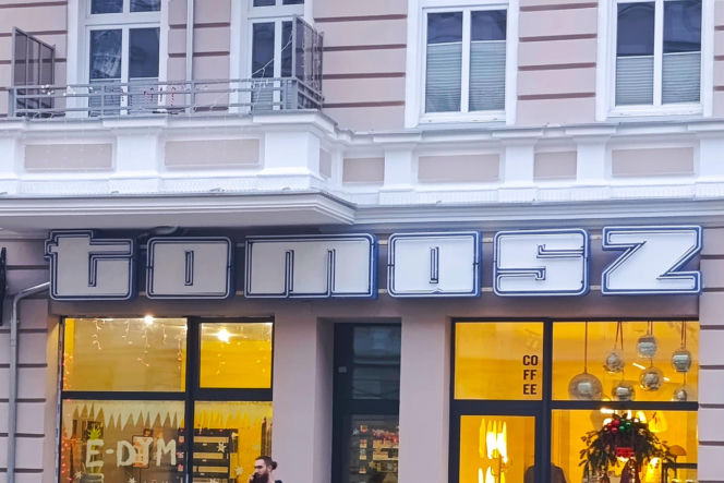 Neon "Tomasz" na ul. Rayskiego odzyskał dawny blask