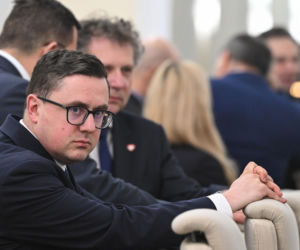 Specjalne posiedzenie rządu. Tusk tnie ceny paliw. Radykalne obniżki podatków