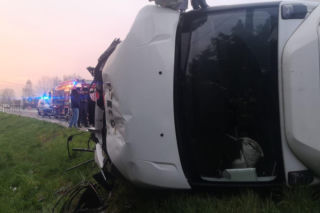 Przewrócony dostawczak zablokował drogę krajową. Duże utrudnienia dla kierowców