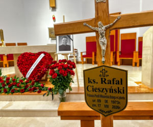 Całą noc czuwali przy zmarłym proboszczu. Pogrzeb ks. Rafała Cieszyńskiego w Szymbarku. Tu wszystko się zaczęło