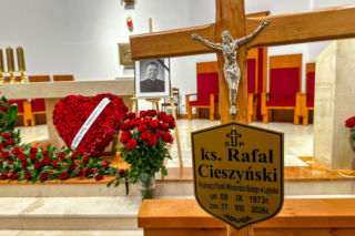 Całą noc czuwali przy zmarłym proboszczu. Pogrzeb ks. Rafała Cieszyńskiego w Szymbarku. Tu wszystko się zaczęło