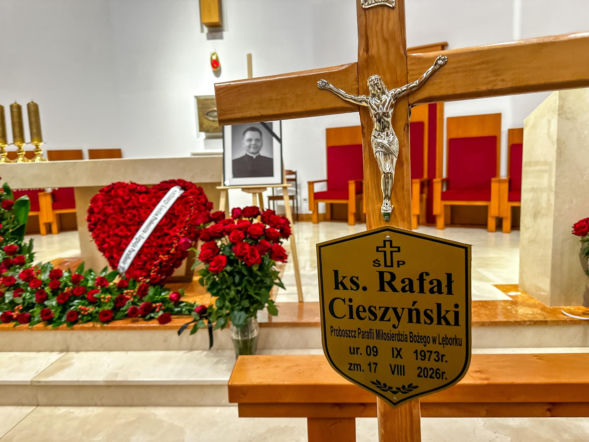 Całą noc czuwali przy zmarłym proboszczu. Pogrzeb ks. Rafała Cieszyńskiego w Szymbarku. Tu wszystko się zaczęło