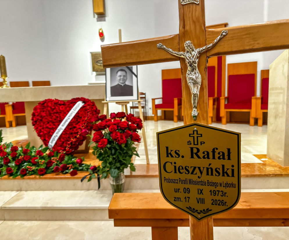 Całą noc czuwali przy zmarłym proboszczu. Pogrzeb ks. Rafała Cieszyńskiego w Szymbarku. Tu wszystko się zaczęło