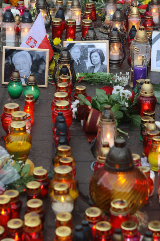 Morze łez, setki krakowian na ulicach. Tak żegnano ofiary katastrofy smoleńskiej 10 lat temu