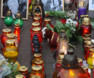 Morze łez, setki krakowian na ulicach. Tak żegnano ofiary katastrofy smoleńskiej 10 lat temu