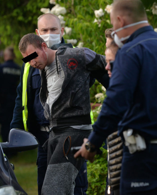 Pijany wjechał autem i zdewastował działkę sąsiada. Uciekł i poszedł pić wódkę...na swoją działkę