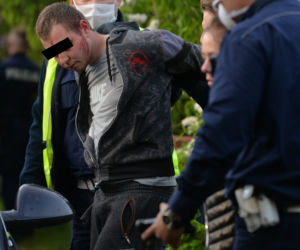 Pijany wjechał autem i zdewastował działkę sąsiada. Uciekł i poszedł pić wódkę...na swoją działkę