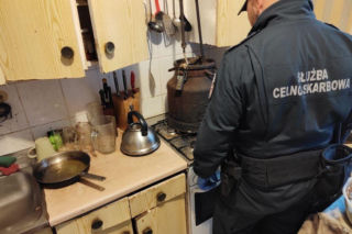 Dorabiał do emerytury, nie do końca legalnie. To znaleźli w kuchni u 75-latka 
