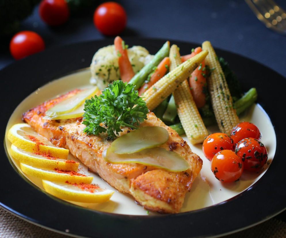 Jelita nie lubią tych produktów. Co jeść, gdy ból brzucha nie daje ci spokoju?