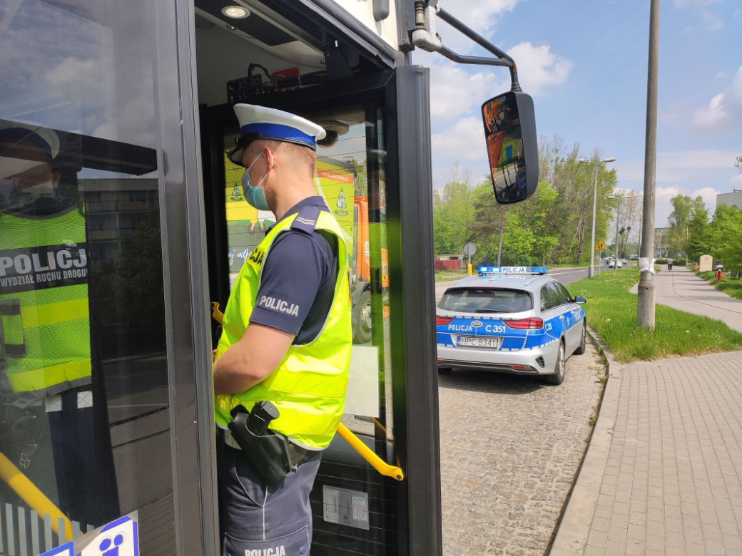 Mieszkańcy Torunia zdjęli maseczki i ruszyli na miasto. Policja sprawdza, czy nie łamią obostrzeń