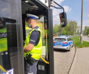 Mieszkańcy Torunia zdjęli maseczki i ruszyli na miasto. Policja sprawdza, czy nie łamią obostrzeń